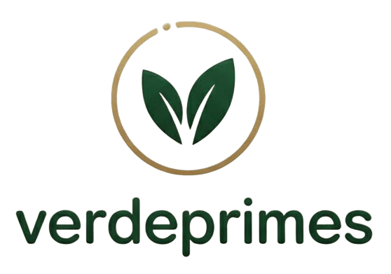 Logotipo da verdeprimes. O símbolo é um círculo dourado estilizado que envolve duas folhas verdes escuras, simbolizando natureza e crescimento. Abaixo do círculo, está o nome da marca "verdeprimes" em fonte sans-serif verde escura, com um traço dourado sutil por baixo. Abaixo do nome, está o slogan "Bem-Estar Consciente" em fonte menor e cor cinza claro. O design transmite uma imagem natural, ecológica e premium.
